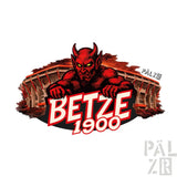 Rotes Teufel-Maskottchen-Logo mit Text ’betze 1900’’ und Stadion-Hintergrund.