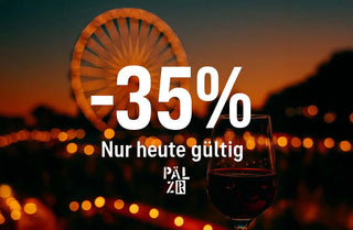 Quadratisches PÄLZR® Aktionsbild mit stimmungsvoller Wurstmarkt-Atmosphäre: leuchtendes Riesenrad bei Abendhimmel, ein gefülltes Dubbeglas mit Rotwein im Vordergrund und groß hervorgehobener Hinweis auf 35 % Rabatt zur Aktion WORSCHT35.
