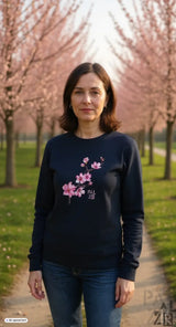Frauen pulli navyblau mit pinker mandelzweig stickerei und pal zib text auf der linken brustseite in verschiedenen farben