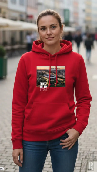 Rote damen hoodie mit fritz wirt stadion grafik und text auf der vorderseite in verschiedenen farben