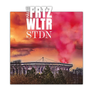 Stadion mit rotem und orangefarbenem Himmel, Betonstruktur.