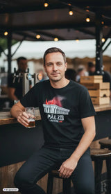 Schwarzes männer t shirt mit weißem gebäudegrafik und roten flammen sowie pälzb lautre 20 textdruck