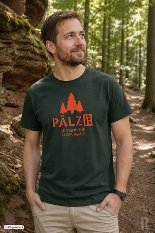 Dunkelgrünes herren t-shirt aus baumwolle mit orangefarbenem grafikdruck dreier kiefern und text pälzr mir sinn die auswald