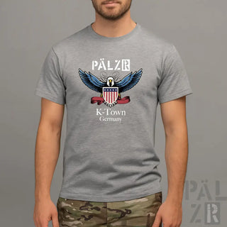 Graues T-Shirt mit Adler-Design und Text „pälzer k-town germany“ auf der Vorderseite.