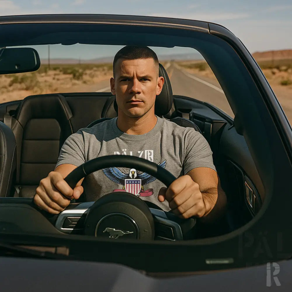 2019 Ford Mustang Cabrio Grau Lederinterieur, schwarzes Lenkrad mit silbernen Akzenten.