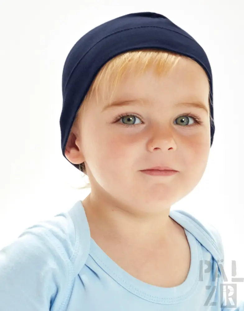Marineblaue dehnbarer Beanie-Hut mit gerippter Textur und elastischem Band.