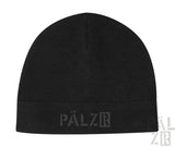 Schwarze Beanie mit ’pälzr’-Logo auf der Vorderseite.