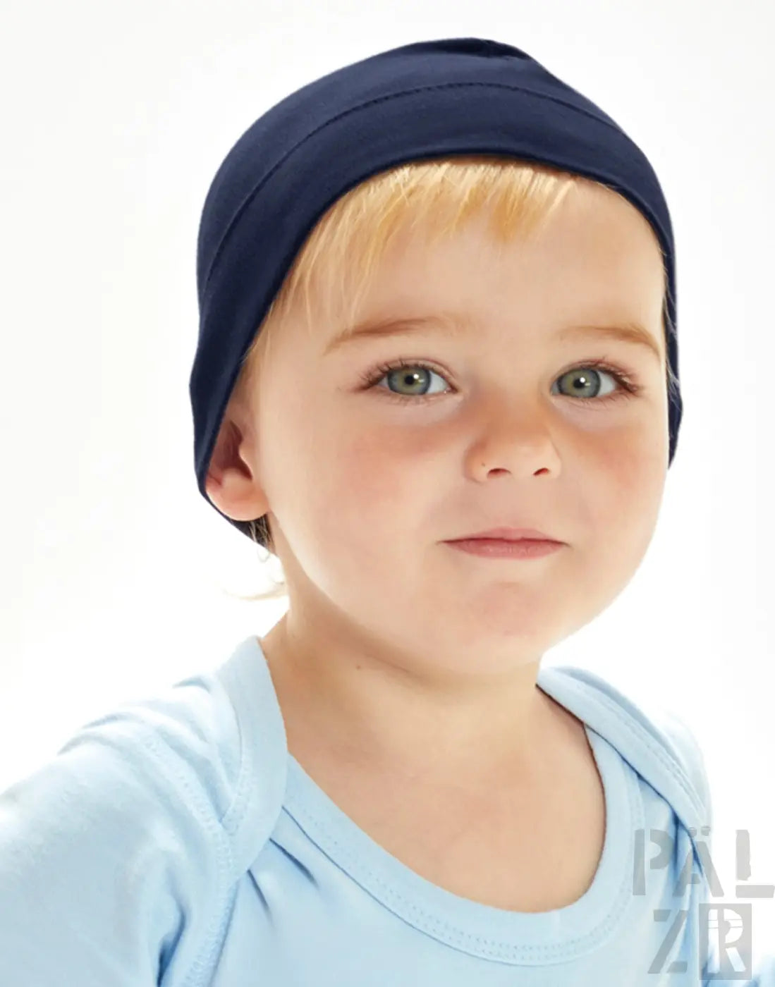 Marineblaue dehnbare Beanie-Mütze mit geripptem Muster und elastischem Band.