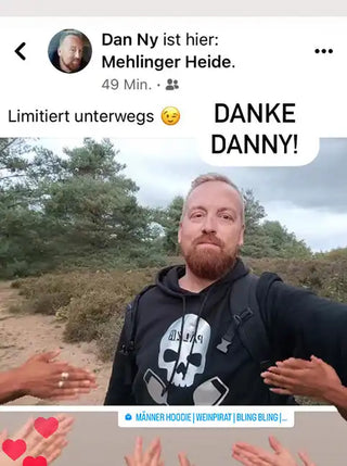 Ein bärtiger Mann trägt eine schwarze Kapuzenjacke mit einem weißen Totenkopf-Design.