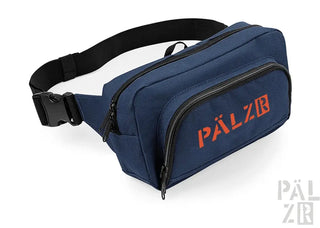 Marineblaue Taillen Tasche mit orangem „pälzr“-Logo und schwarzem Gurt.
