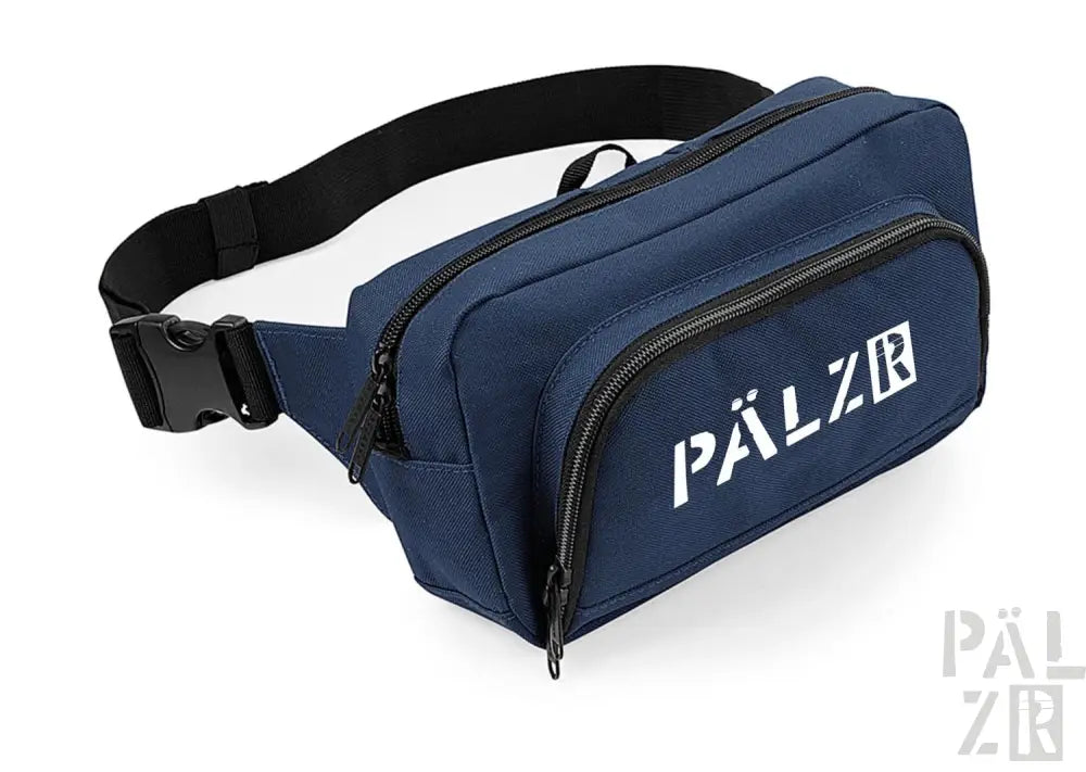 Marineblaue Taillentasche mit weißem Logo und schwarzem Gurt.