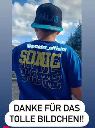 Blaues T-Shirt mit „SONIC“ in Gelb und Blau bedruckt.