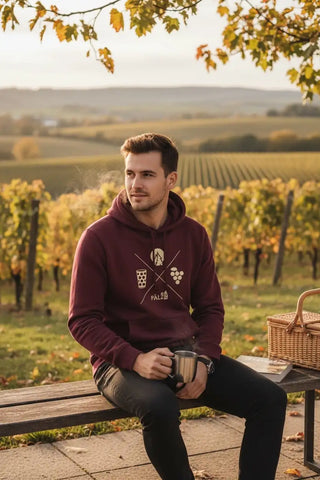 Bordeaux-Kapuzenpullover mit weinbezogenem Grafikdesign, Kängurutasche-Detail.