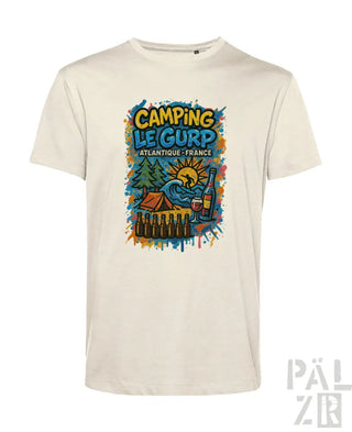 Cremefarbenes baumwoll-t-shirt mit buntem splatterprint eines campingplatzes und text camping le gurp atlantique france