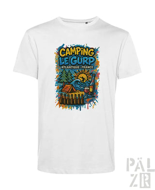 Weiße baumwoll-t-shirt mit buntem camping-motiv und text camping le gurp in drei verschiedenen farben
