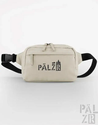 Cremeweiße Taillentasche mit schwarzem Gurt und Logo, mit einem minimalistischen Design.