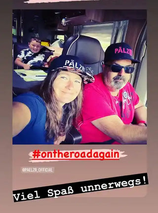 Eine Familie, die passende Hüte in einem Wohnmobil trägt.