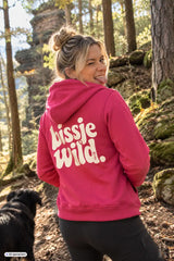 Vibrant pink frauen hoodie mit kapuze und bold weißem bissje wild backprint in verschiedenen farben