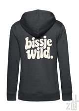 Schwarzer frauen hoodie aus baumwolle mit weißem bissje wild schriftzug auf der rückseite in verschiedenen farben