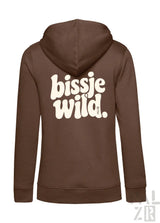 Brown zip-up hoodie für frauen mit creamfarbenem bissje wild backprint in verschiedenen farben