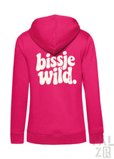 Frauens pinker hoodie mit weißem bissje wild backprint in verspielter rundschrift in verschiedenen farben
