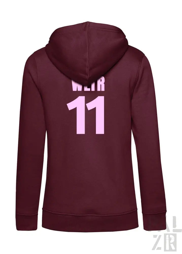 Bordeaux-Kapuzenpulli mit ’weir 11’’-Design in Pink und Weiß, wahrscheinlich aus Baumwolle oder Polyester-Mischung gefertigt.