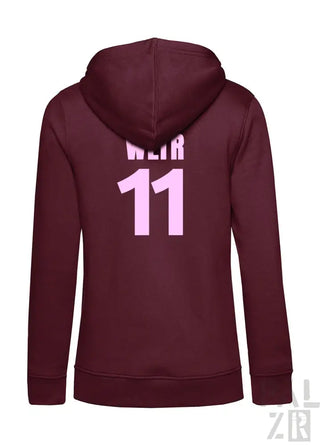 Bordeaux-Kapuzenpulli mit ’weir 11’’-Design in Pink und Weiß, wahrscheinlich aus Baumwolle oder Polyester-Mischung gefertigt.