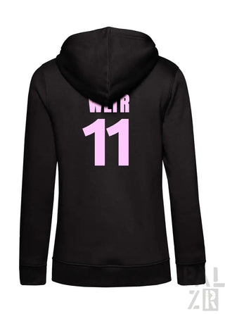 Schwarze Hoodie mit pinkem ’weir 11’’ Textdesign, wahrscheinlich aus Baumwolle oder Polyester-Mischung gefertigt.