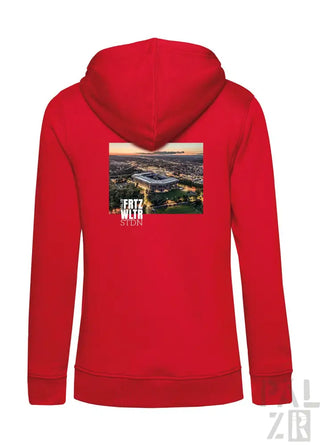 Rotes Hoodie mit Stadtbild-Design und Reißverschluss-Detail.