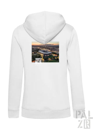 Weißes Hoodie mit Stadtbild-Design auf dem Rücken, das Stadion und Skyline bei Sonnenuntergang zeigt
