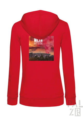 Roter Kapuzenpulli mit Reißverschluss, Stadion-Grafik und Textdesign.