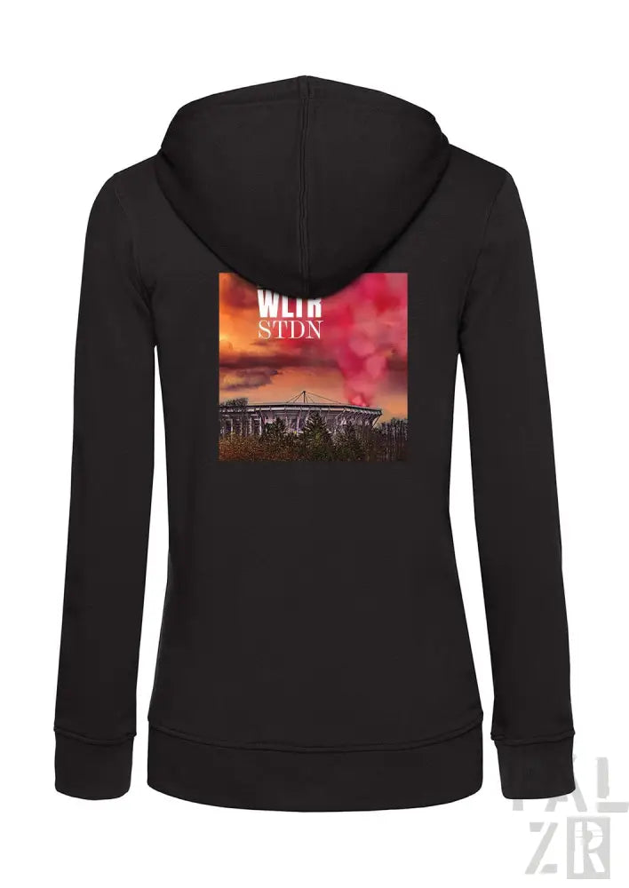 Schwarze Kapuzenjacke mit Reißverschluss, Stadion-Grafik und Text-Design.