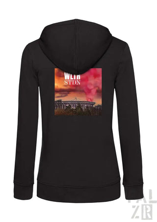 Schwarze Kapuzenjacke mit Reißverschluss, Stadion-Grafik und Text-Design.