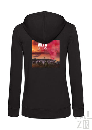 Schwarze Kapuzenjacke mit Reißverschluss, Stadion-Grafik und Text-Design.