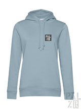 Hellblaues Hoodie mit ’palzie’-Logo auf der Brust, aus weichem Baumwollstoff.