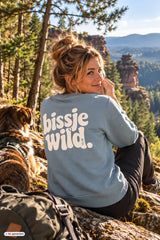 Lichtblaues damen sweatshirt mit langarm und weißem bissje wild print auf der rückseite