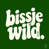 Frauen sweatshirt mit backprint bissje wild in creme auf dunklem grünem hintergrund in verspielter schrift