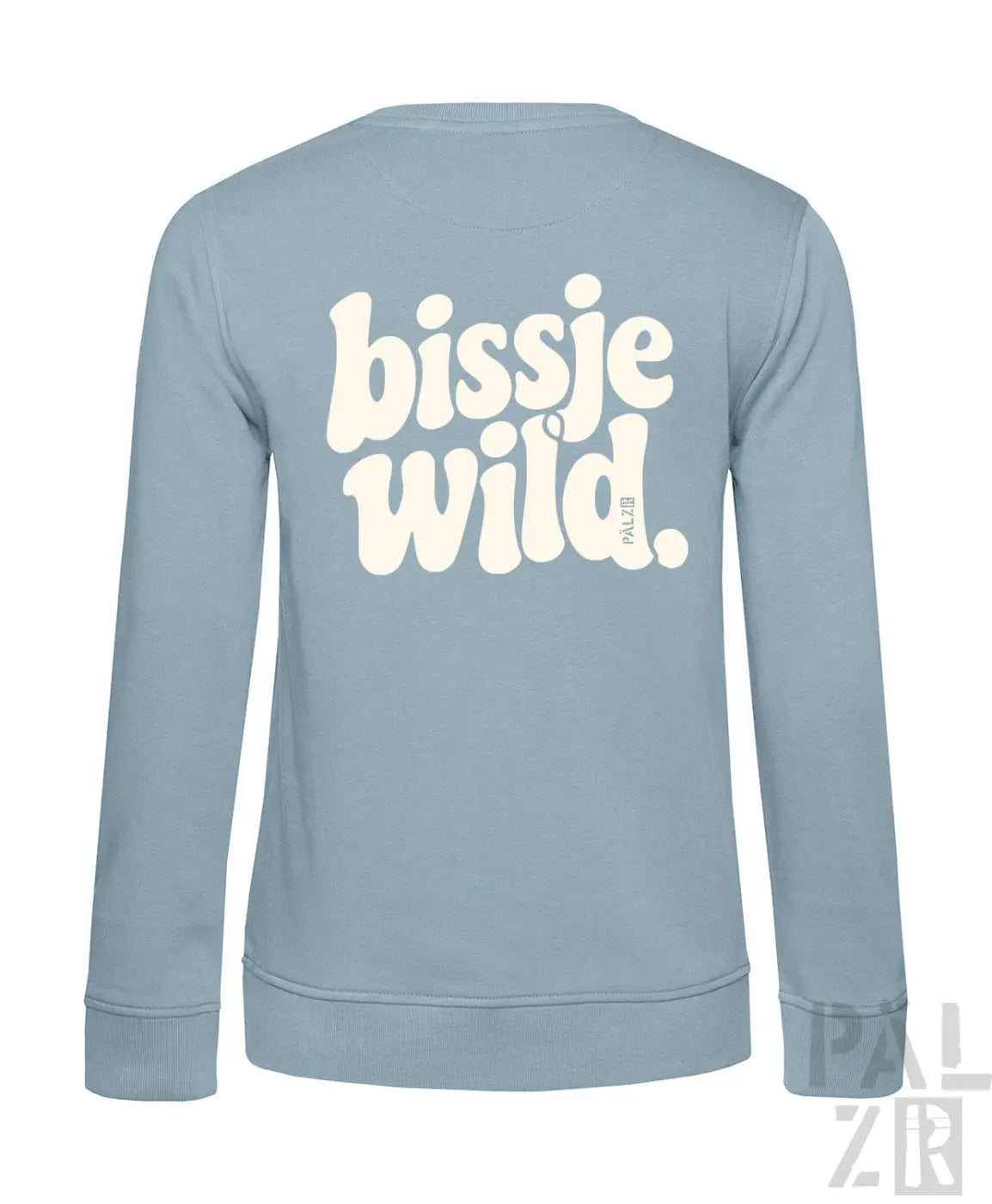 Lichtblaues damen sweatshirt mit langen ärmeln und weißem bissje wild schriftzug auf der rückseite