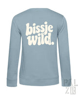 Lichtblaues damen sweatshirt mit langen ärmeln und weißem bissje wild schriftzug auf der rückseite