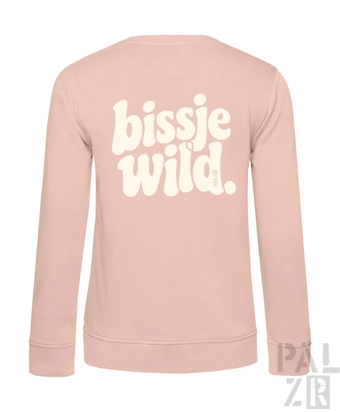 Weiches blush pink damen sweatshirt mit langärmeln und weißem bissje wild retro schriftzug auf der rückseite