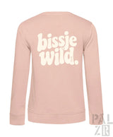Weiches blush pink damen sweatshirt mit langärmeln und weißem bissje wild retro schriftzug auf der rückseite