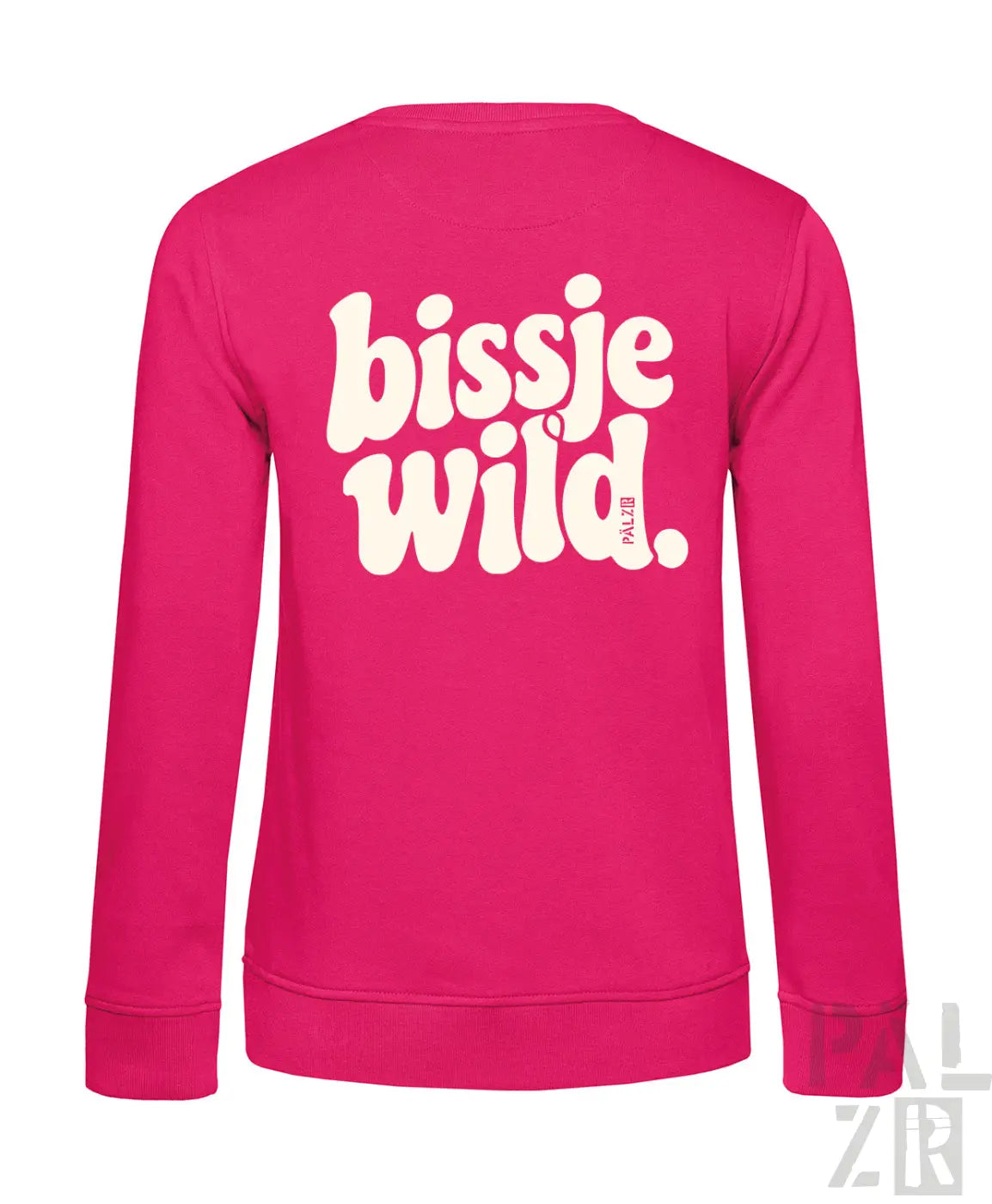 Ansicht der rückseite eines pinken damen-sweatshirts aus baumwolle mit weißem bissje wild backprint in retro-schrift