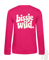 Ansicht der rückseite eines pinken damen-sweatshirts aus baumwolle mit weißem bissje wild backprint in retro-schrift