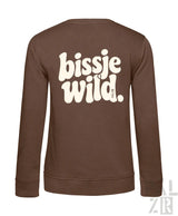 Braunes damen sweatshirt mit langen ärmeln und cremefarbenem bissje wild backprint auf der rückseite