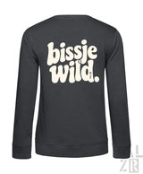 Dunkelgrauer damen sweatshirt mit weißem bissje wild rückendruck in retro schriftstil diverse farben