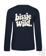 Navyblauer damen sweatshirt mit langärmel und weißem retro aufdruck bissje wild auf der rückseite
