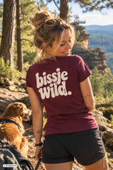 Maroon kurzarm t-shirt für frauen mit weißem bissje wild aufdruck auf der rückseite in verschiedenen farben