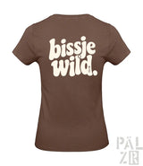 Braunes frauen t-shirt aus baumwolle mit creamfarbener bissje wild rückendruck in abgerundeter schrift