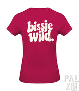 Eine lebhafte fuchsiafrauen t-shirt mit weißem bissje wild schriftzug im retrostil auf der rückseite