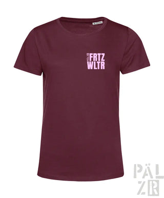Bordeaux-farbiges kurzärmeliges T-Shirt mit ’fritz wltr’-Text in Lila auf der Brust, aus Baumwolle gefertigt.